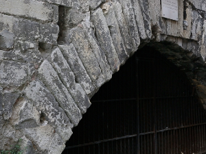 Compiègne::Visita y grabación de varias iglesias donde rezó Santa Juana en su estancia allí, en particular la de Saint Jacques, donde rezó la mañana de su captura. Grabación del resto del puente donde fue capturada.