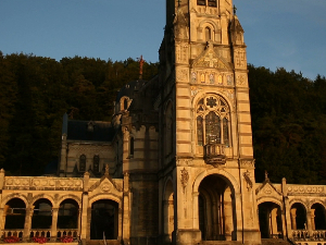 Domremy::Grabación de la Basílica de Santa Juana de Arco, la casa natal, parroquia, Santuario de Nuestra Señora de Bermont. Entrevista con Alain Olivier, presidente de la Asociación Nuestra Señora de Bermont.