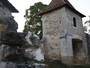 Vaucouleurs::Grabación de los exteriores del castillo del Sr. Robert de Baudricourt. Grabación del interior de la cripta que conserva una imagen delante de la cual rezaba Juana cuando iba.