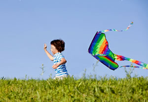 niño con su cometa